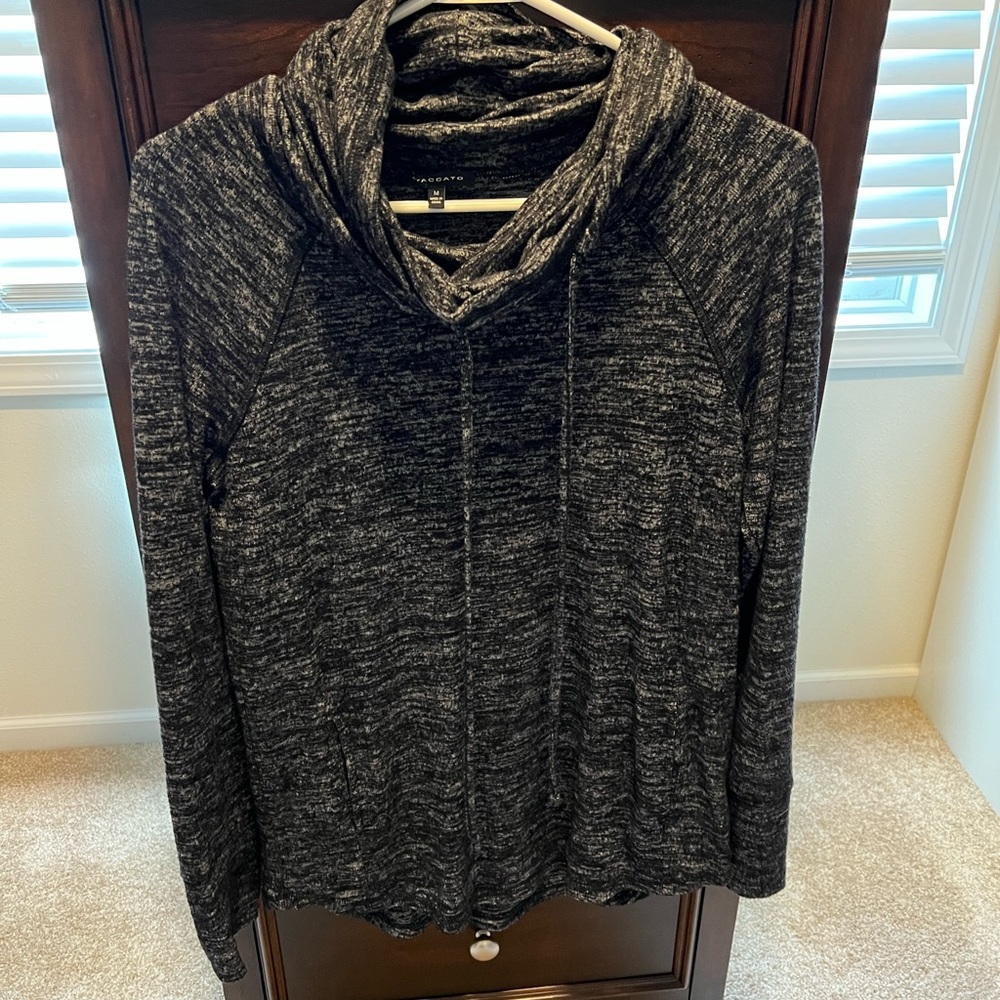 Staccato top like new size medium!